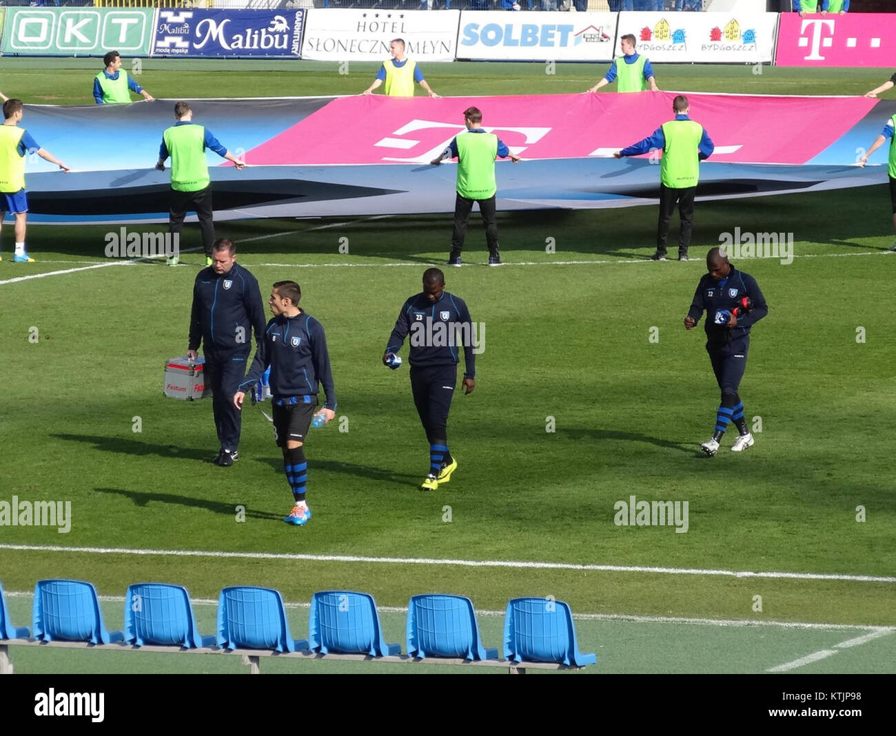 Una fotografia dei giocatori di Zawisza, dal marzo 2014, che mostra gli atleti di Zawisza, una squadra di calcio polacca. L'immagine cattura la presenza e l'attività sportiva della squadra. Foto Stock