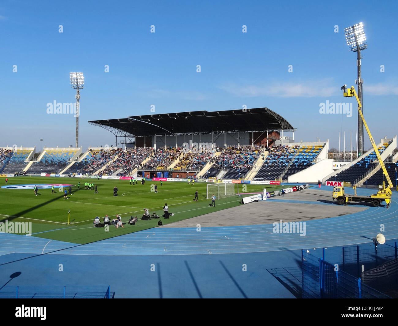 Lo stadio BDG Zawisza di Bydgoszcz, in Polonia, è un importante centro sportivo, che ospita partite di calcio e altri eventi sportivi. E' riconosciuto per le sue strutture moderne e la grande capacità di spettatori. Foto Stock
