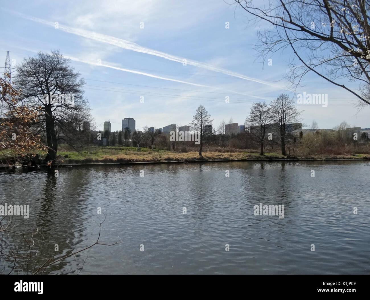 Questa fotografia mostra un edificio nel distretto di Brda, scattato il 27 aprile 2014. Probabilmente riflette le caratteristiche architettoniche dell'area e dei suoi dintorni all'epoca. Foto Stock