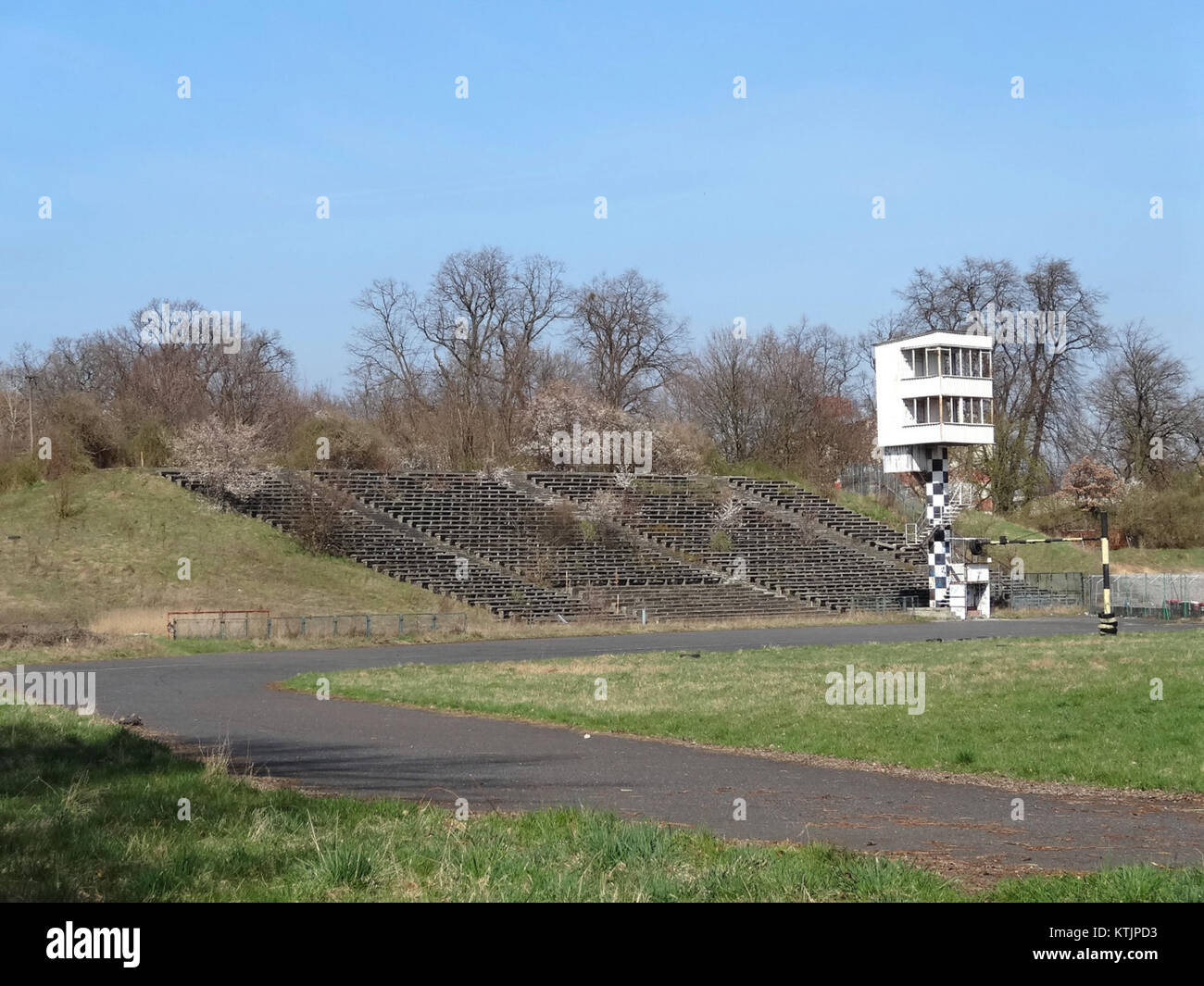 Questa fotografia mostra il circuito Kartodrom 2, realizzato nell'aprile 2014. Situato in un centro di sport motoristici, mette in risalto le caratteristiche della pista e il suo ruolo negli eventi di corse locali. Foto Stock