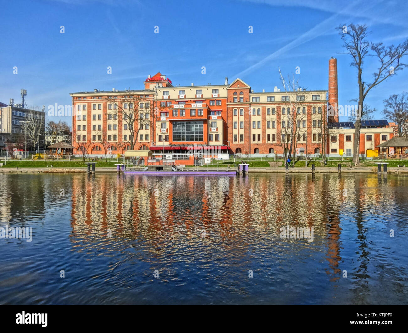 Questa fotografia raffigura BDG Sloneczny Mlyn il 4 aprile 2014. L'edificio fa parte di un progetto di sviluppo moderno nella regione, che riflette le tendenze architettoniche dell'inizio del XXI secolo. Foto Stock
