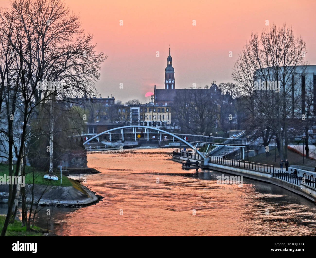 Questa immagine cattura la vista da SKbridge durante il tramonto del 1° aprile 2014. Mette in evidenza la bellezza naturale e il paesaggio visibili dal ponte, concentrandosi sul sole che tramonta e sull'ambiente circostante. Foto Stock