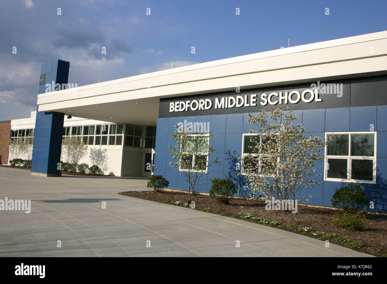 La Bedford Middle School di Westport, Connecticut, è un'importante istituzione educativa nota per la sua eccellenza accademica e il coinvolgimento della comunità. La scuola offre un curriculum completo e promuove un ambiente di apprendimento favorevole. Foto Stock