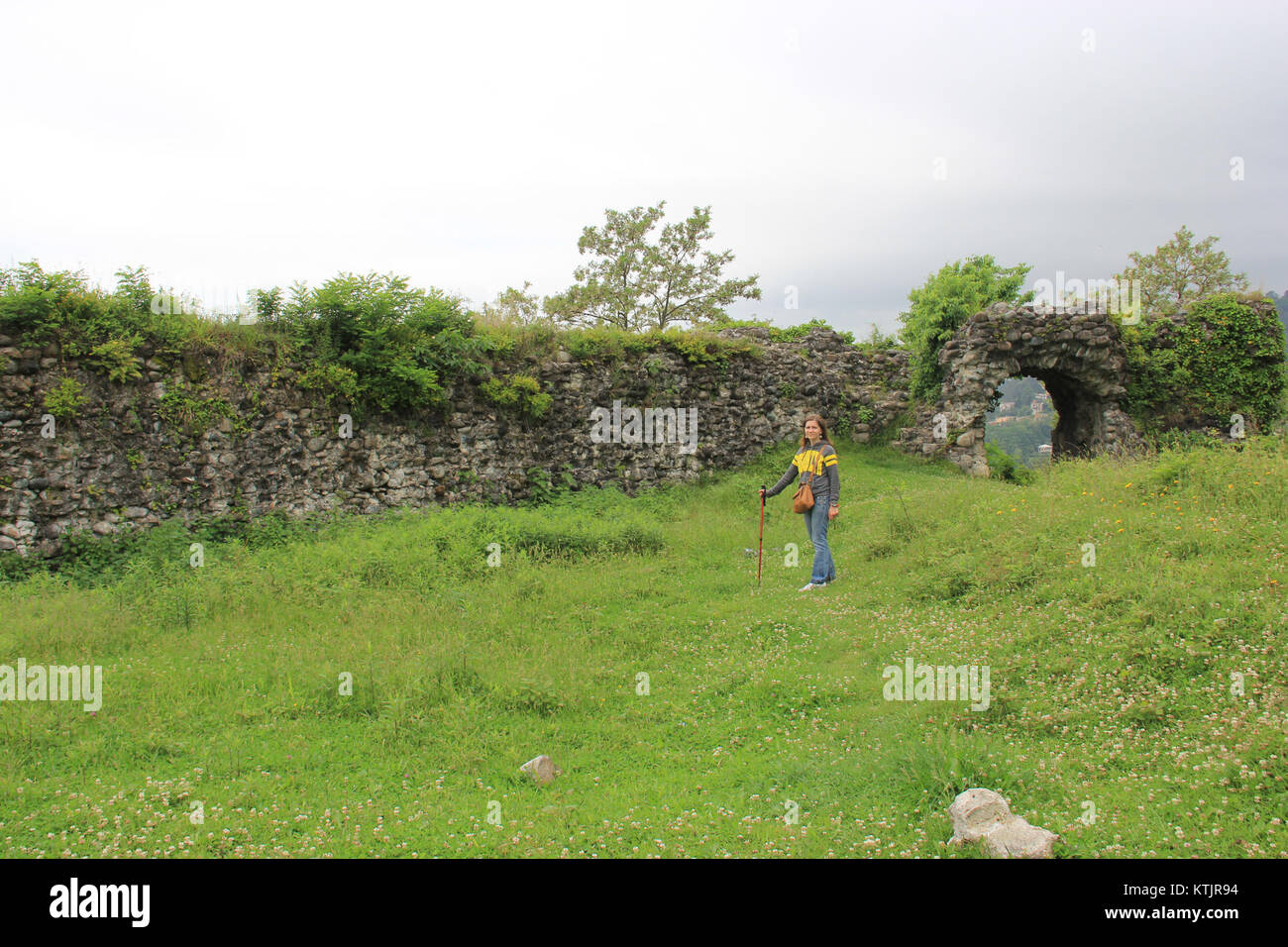 L'interno del castello di Bagrat offre uno scorcio sull'architettura e il design di un castello medievale. Il castello è un importante punto di riferimento storico e culturale. Foto Stock