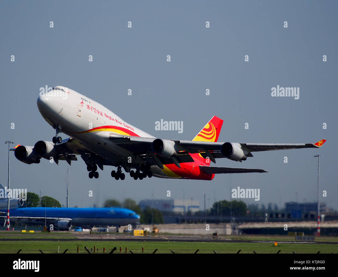 B 2432 Yangtze River Express Boeing 747 481(BDSF) all'aeroporto di Schiphol (AMS EHAM), Paesi Bassi, 16 maggio2014, PIC 1 Foto Stock