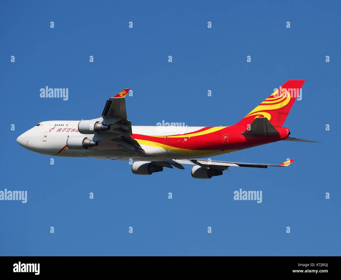 Questa immagine mostra il Boeing 747-481(BDSF) dello Yangtze River Express presso l'aeroporto Schiphol di Amsterdam, Paesi Bassi. Il Boeing 747 è un velivolo a lungo raggio, a cassone largo e ad alta capacità comunemente utilizzato per il trasporto merci. Questo particolare modello è configurato come Boeing 747-8 cargo. Foto Stock