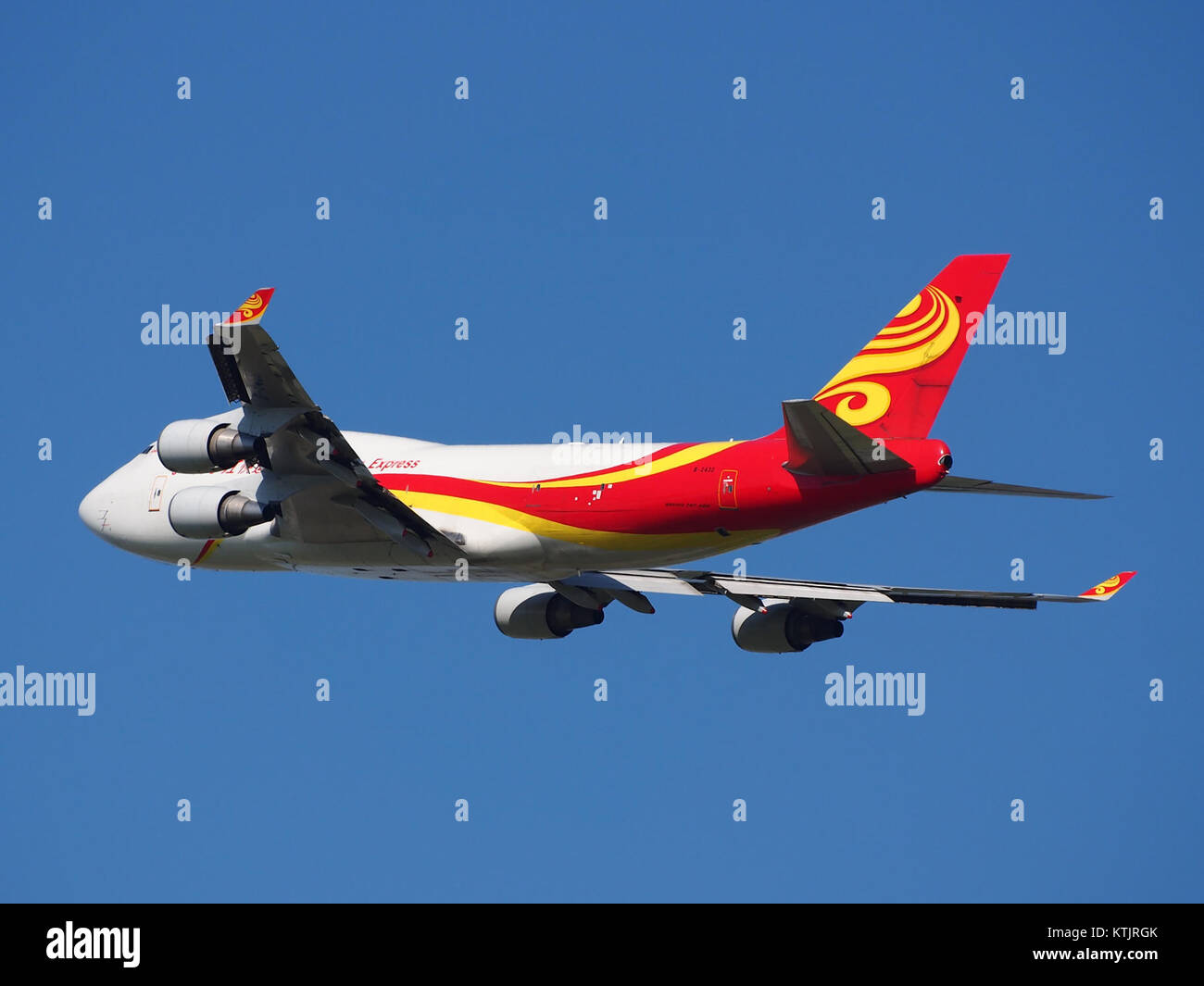 Questa fotografia cattura il Boeing 747-481(BDSF) dello Yangtze River Express all'aeroporto di Schiphol nei Paesi Bassi il 16 maggio 2014. L'aeromobile fa parte della flotta cargo, notevole per le sue dimensioni e il suo funzionamento. Foto Stock