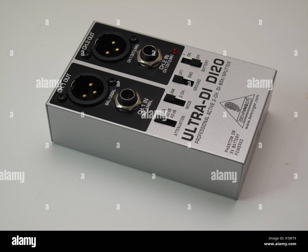 Behringer DI201 è una scatola di ingresso diretto utilizzata nelle apparecchiature audio per fornire l'adattamento dell'impedenza e il bilanciamento del segnale, essenziale per i sistemi audio da studio e live. Foto Stock