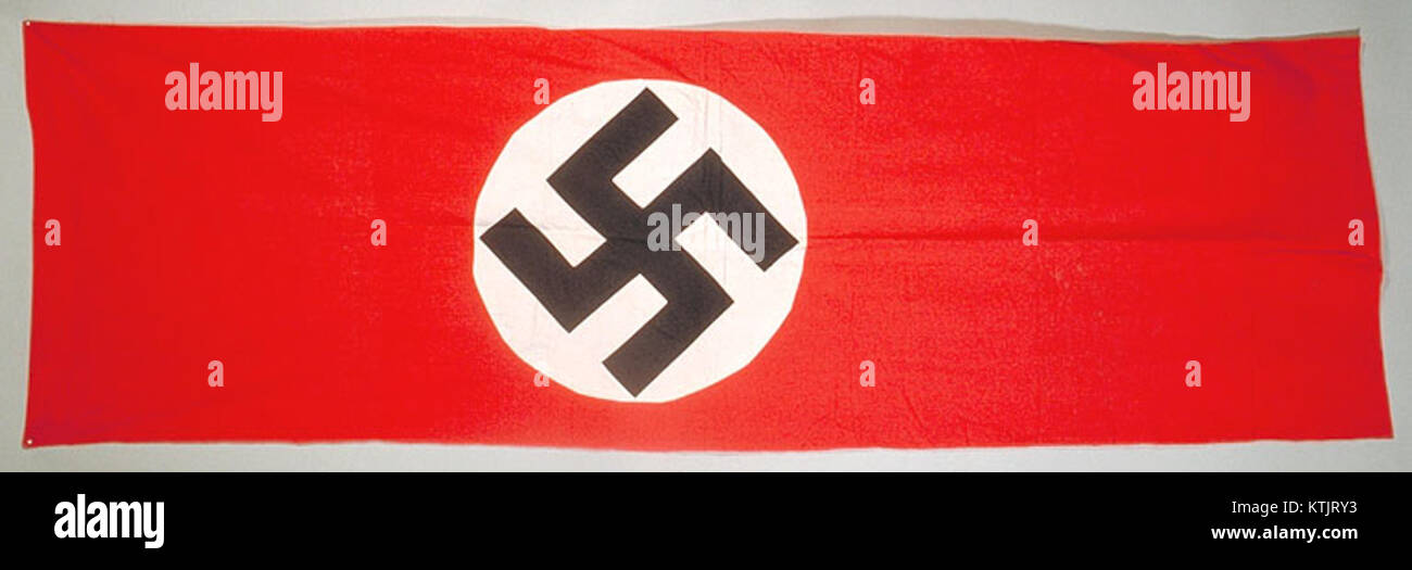 La bandiera nazista, un simbolo associato al regime della Germania nazista durante gli anni '1930 e '1940, è un oggetto storico controverso che rappresenta un periodo oscuro nella storia europea. Foto Stock