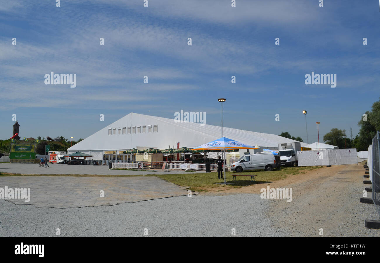 L'Hessentag 2014 a Bensheim ha caratterizzato una grande Festzelt (tenda da festival), che offre intrattenimento, cibo e attività culturali, al centro delle celebrazioni di questo evento regionale in Assia, Germania. Foto Stock