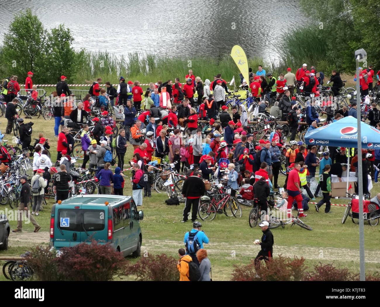 BDG LKPiW Rajd Galeriipom, un evento tenutosi nel 2014, si è concentrato su un rally nella regione, che ha messo in mostra veicoli locali e l'entusiasmo della comunità nel campo degli sport motoristici. L'evento ha comportato una serie di attività che riflettono gli aspetti culturali e sportivi della zona. Foto Stock