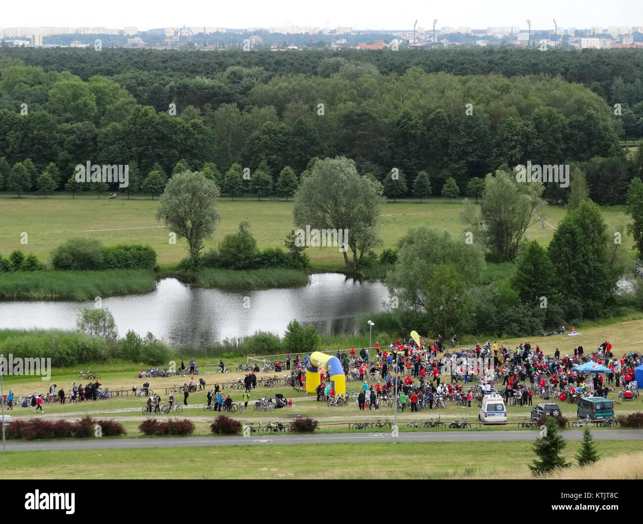 Questa immagine fornisce una vista di un edificio dalla prospettiva della General Motors, scattata nel 2014. Essa mette in mostra il design e la posizione della struttura, fornendo informazioni sulle sue caratteristiche architettoniche. Foto Stock