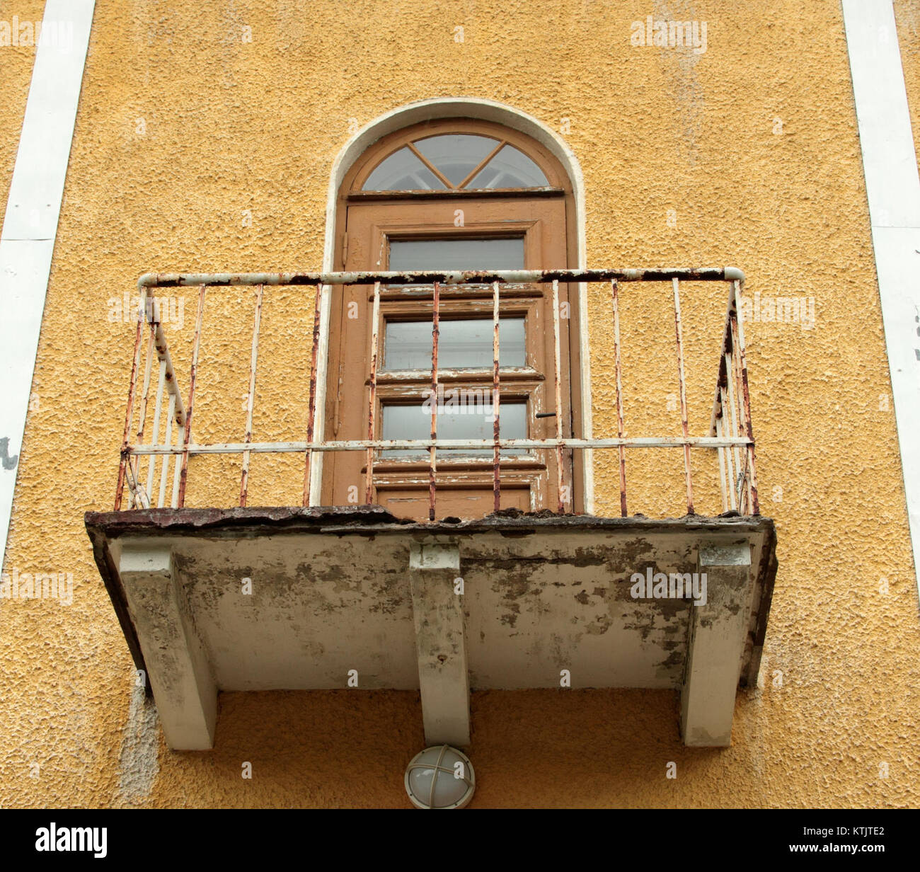 Una fotografia del balcone della scuola Pajusaari di Kemi, Finlandia, scattata il 4 luglio 2014, che illustra le caratteristiche architettoniche del schoolâ e il paesaggio circostante. Foto Stock