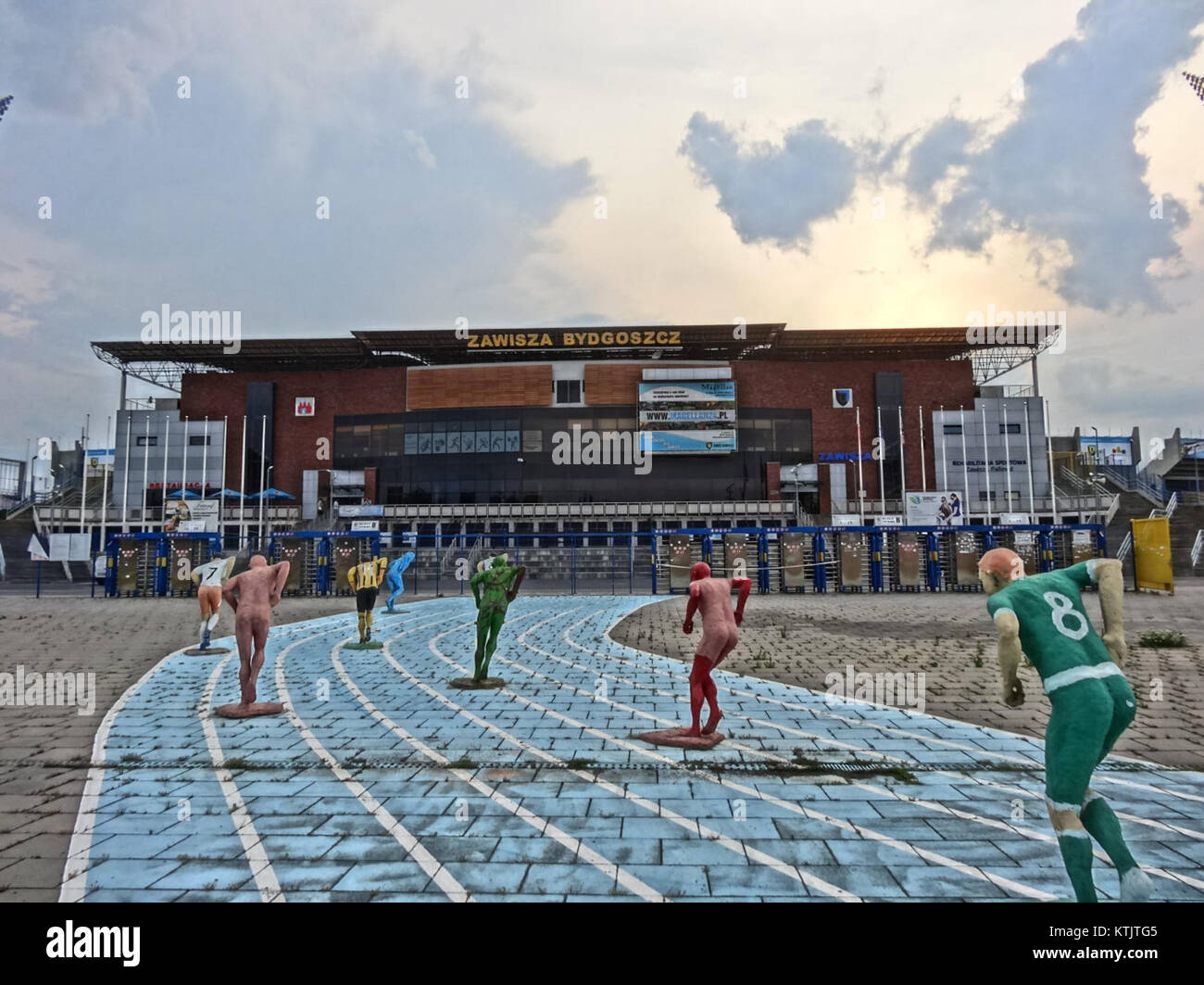 Questa fotografia raffigura lo stadio Zawisza Bydgoszcz di Bydgoszcz, Polonia, scattato il 2 luglio 2014. L'immagine mette in risalto la struttura sportiva e i suoi dintorni, mostrando le moderne infrastrutture e l'importanza locale del sito. Foto Stock