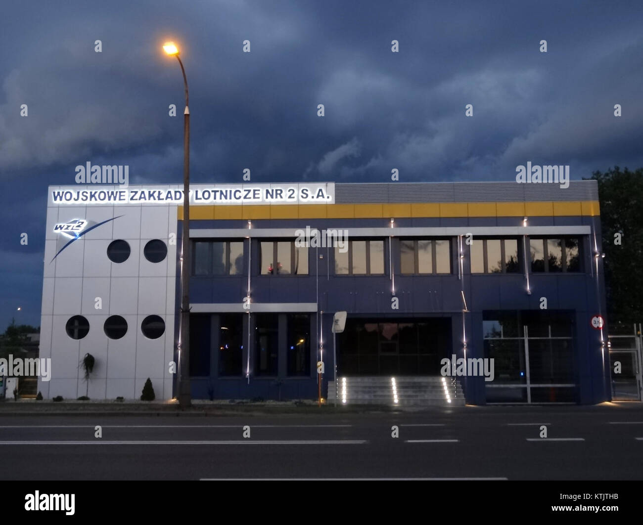 BDG Wojskowe Zakłady Lotnicze 3 è una fabbrica di aviazione militare situata in Polonia. La fabbrica è nota per il suo ruolo nella produzione e manutenzione di aerei militari, contribuendo all'industria della difesa polacca. Foto Stock