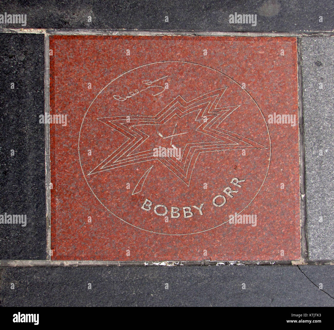 Bobby Orr, un leggendario difensore dell'hockey su ghiaccio canadese, viene celebrato con una stella sulla Walk of Fame canadese. Noto per aver rivoluzionato il ruolo del difensore, i successi di Orr includono più Stanley Cup e riconoscimenti individuali, consolidando il suo status di uno dei più grandi giocatori di hockey. Foto Stock