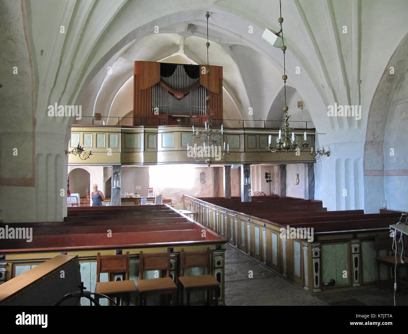 L'interno della chiesa di Bergshammar (Bergshammarskyrka), situata in Svezia, presenta elementi di design tradizionali caratteristici dell'architettura ecclesiastica svedese rurale. Foto Stock