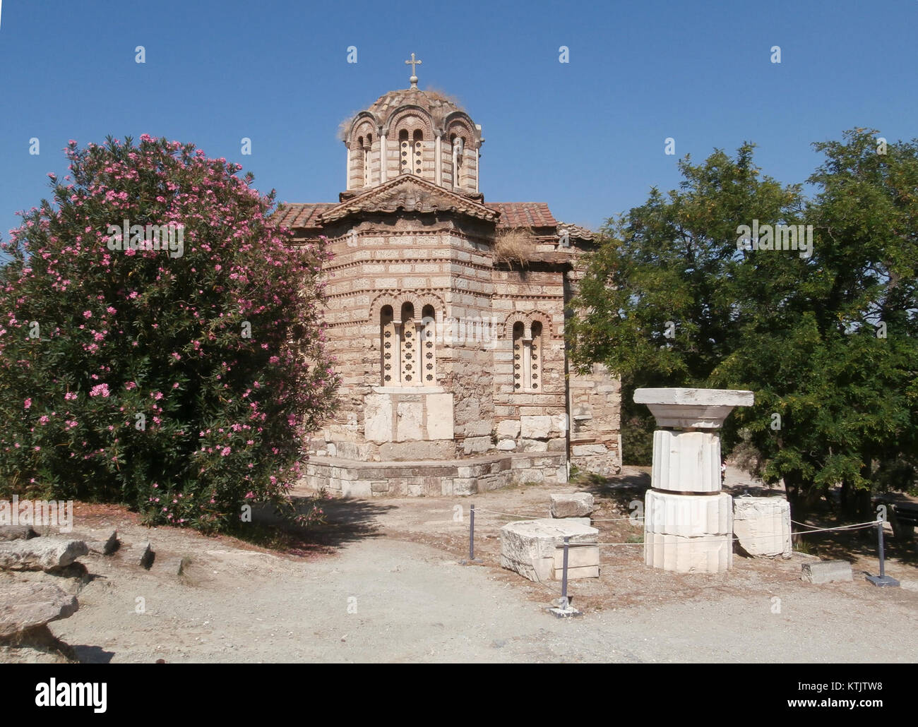 Ayii Apostoli, situata ad Atene, in Grecia, è un sito storico e religioso noto per il suo significato culturale, l'architettura e l'importanza nella Chiesa greco-ortodossa. Foto Stock