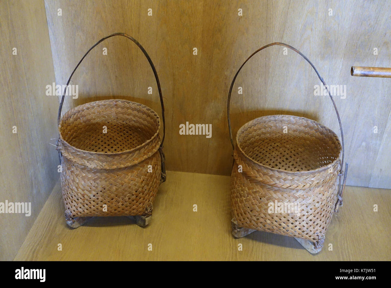 Cesti del popolo Muong in mostra al Museo di Etnologia del Vietnam di Hanoi. Questi tradizionali cesti artigianali sono parte integrante della cultura Muong e forniscono informazioni sulla loro vita quotidiana e la loro maestria artigianale. Foto Stock