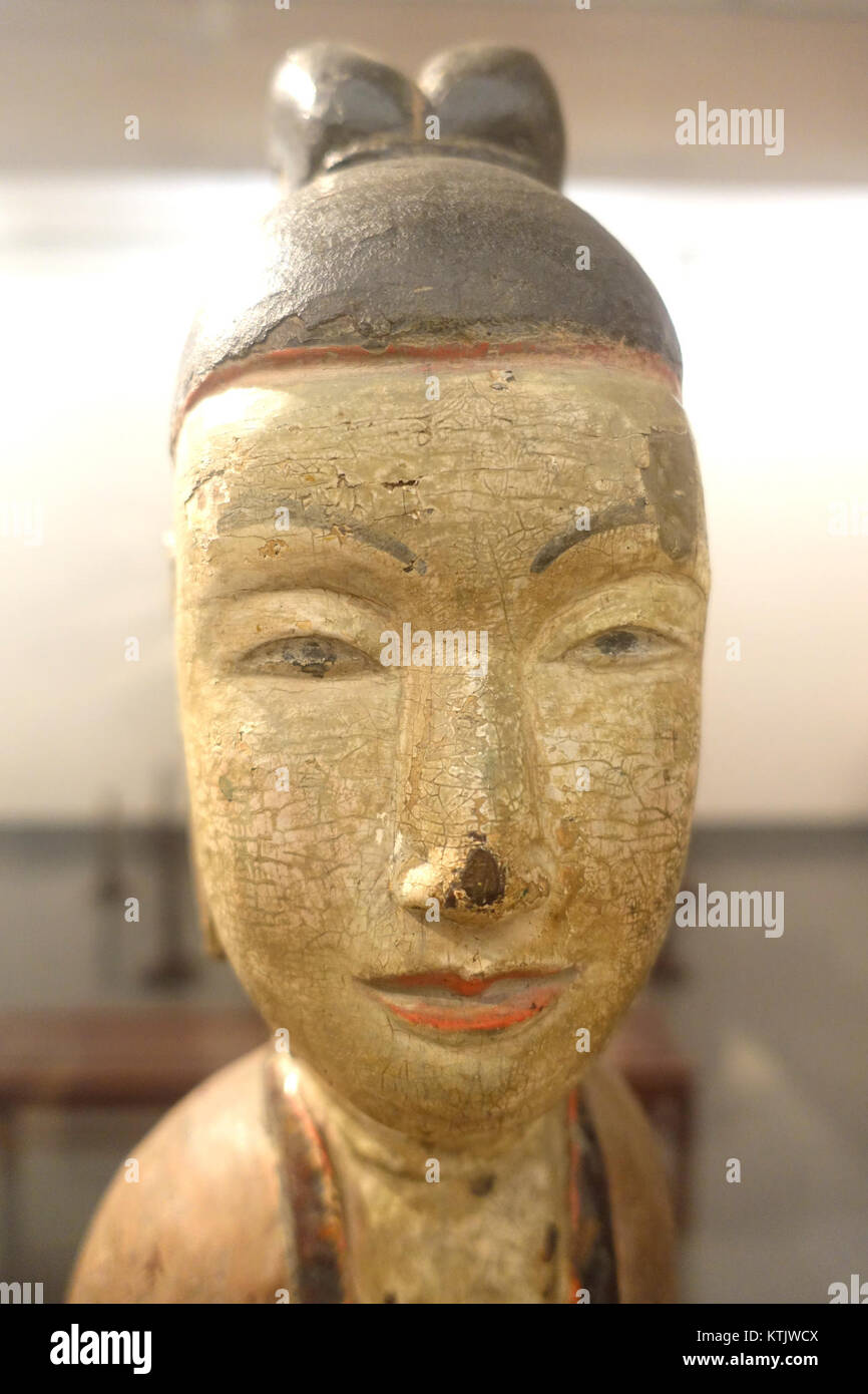 Una fotografia dal titolo 'Attendant to Buddha, Wood Vietnam National Museum of fine Arts Hanoi, Vietnam DSC04879', raffigurante una scultura in legno di un assistente buddista del Vietnam National Museum of fine Arts di Hanoi. Foto Stock