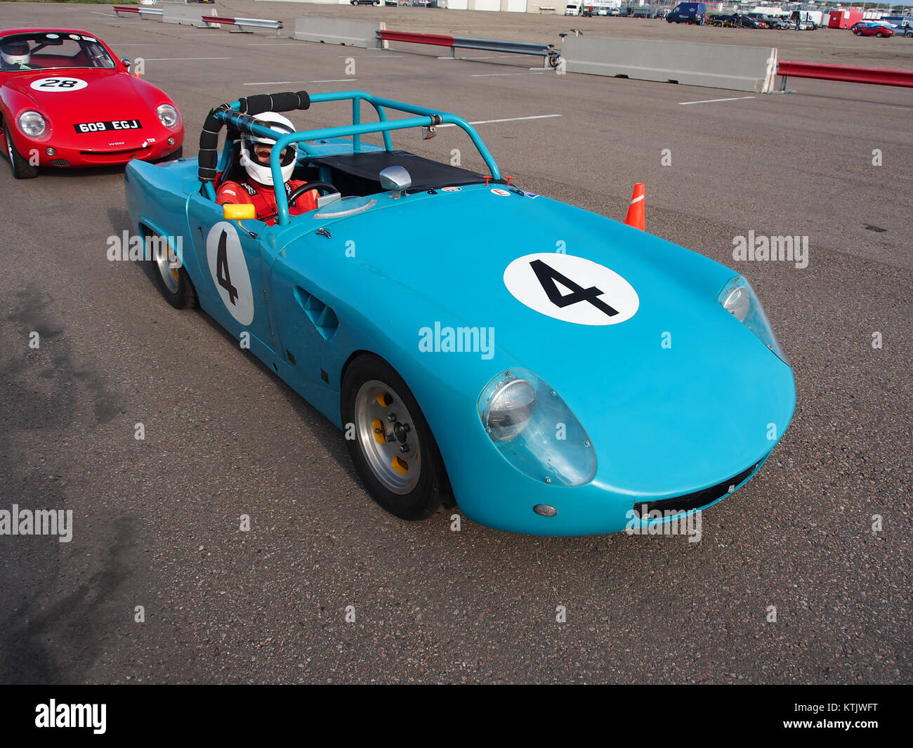 L'Austin Healey Sprite MKII, numero 4, è mostrato in azione sul circuito di Zandvoort. Questa auto sportiva classica rappresenta l'ingegneria automobilistica dei primi anni '1960 ed è stata una figura di spicco nelle corse durante l'epoca. Foto Stock