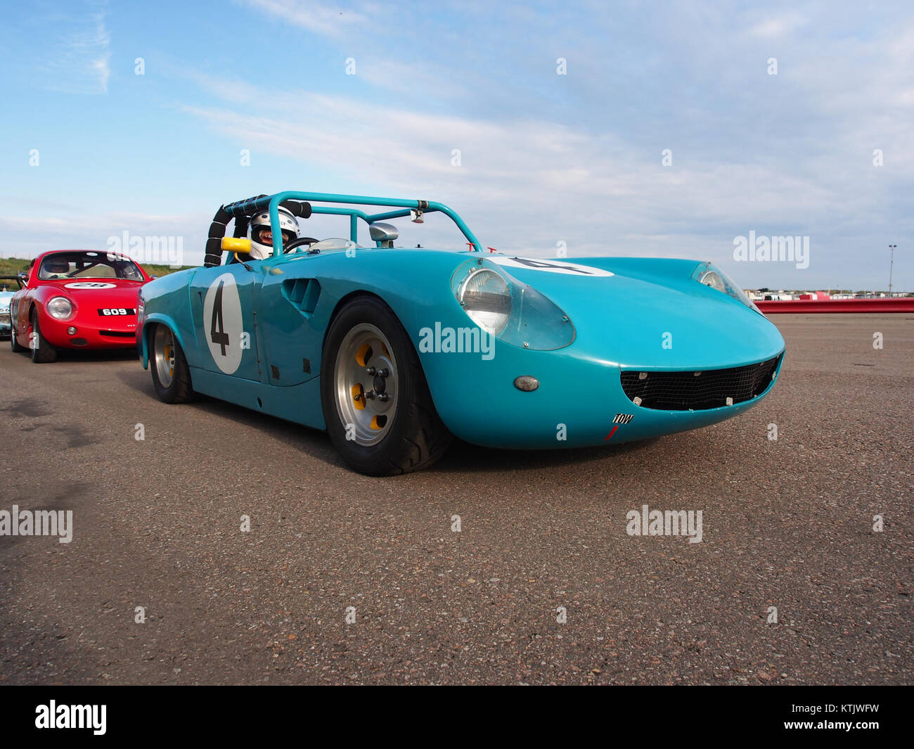 L'Austin Healey Sprite MKII, n. 4, viene catturato sul circuito di Zandvoort. Questa iconica auto sportiva britannica è nota per il suo design compatto e l'agilità in pista, avendo guadagnato fama nel Motorsport negli anni '1960 Foto Stock