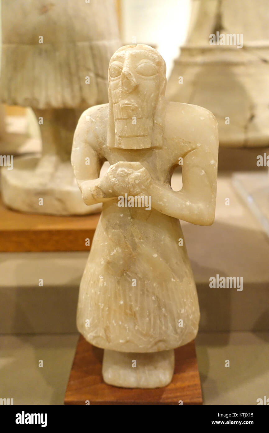 Una statua di gesso di un adoratore maschio barbuto del primo periodo dinastico (2550–2450 a.C.), trovata nel Tempio del Santuario singolo di Abu a Tell Asmar. La statua è ospitata nell'Oriental Institute Museum, Università di Chicago. Foto Stock