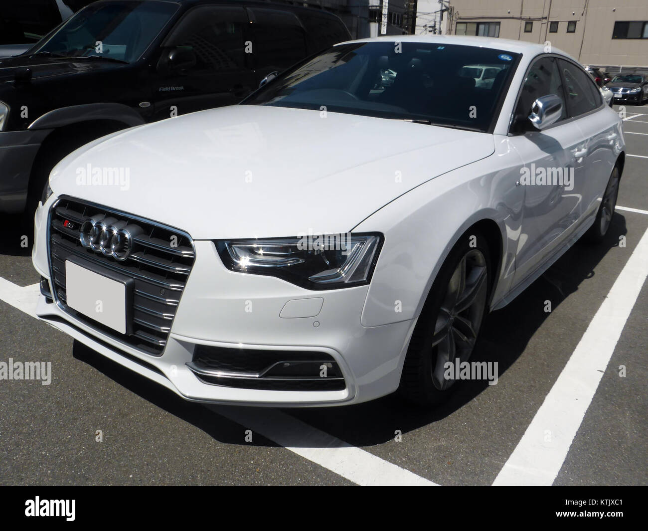 L'Audi S5 Sportback (8TCGWL) è una berlina sportiva di lusso nota per il suo design elegante, le alte prestazioni e le caratteristiche tecnologiche avanzate. Offre una miscela di comfort e sportività, per gli appassionati di automobili di lusso. Foto Stock