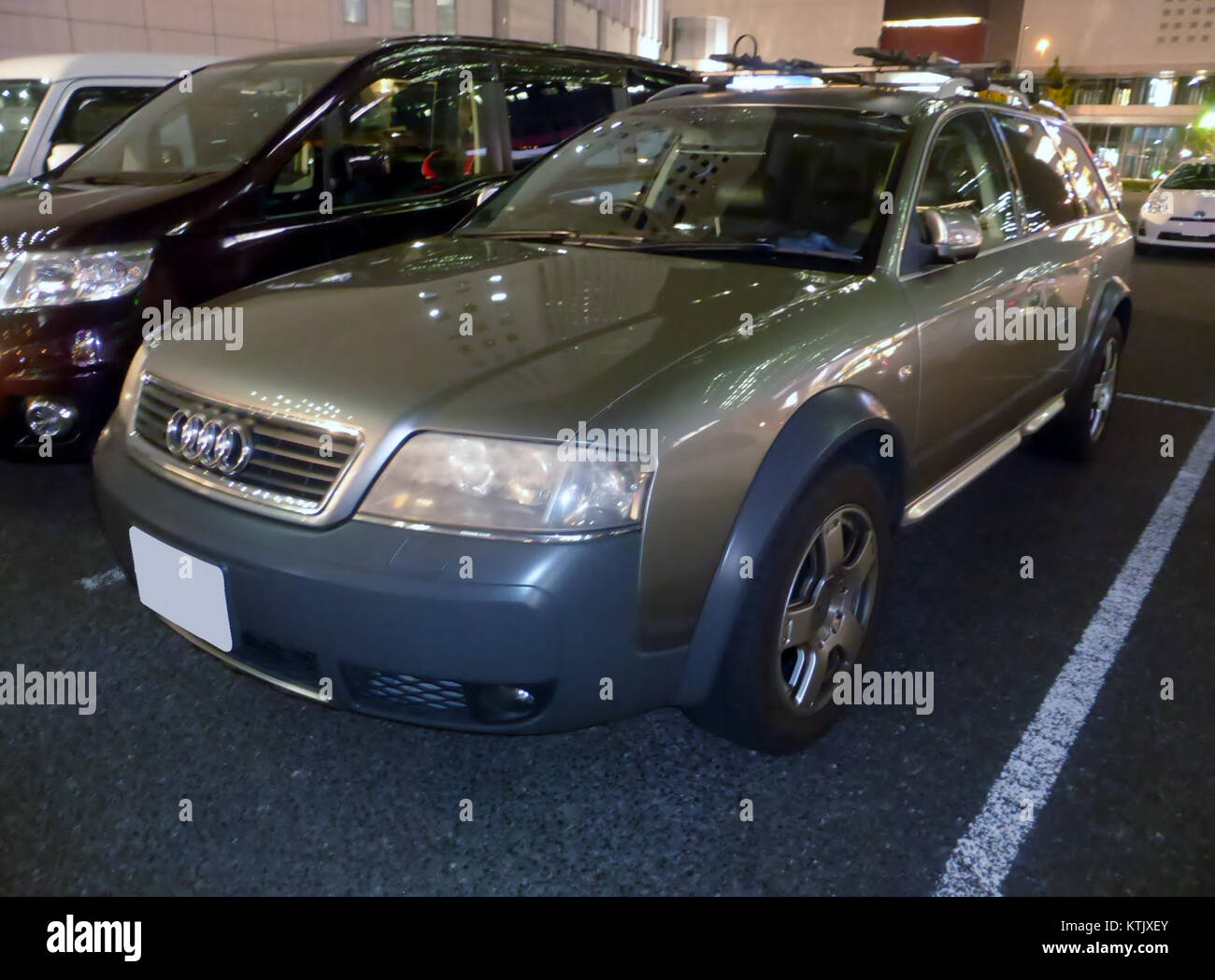 Audi Allroad quattro 2.7T è un SUV crossover di lusso, noto per le sue capacità fuoristrada e il design elegante. Il modello illustrato presenta la vettura di notte, evidenziando il suo audace design anteriore. Foto Stock