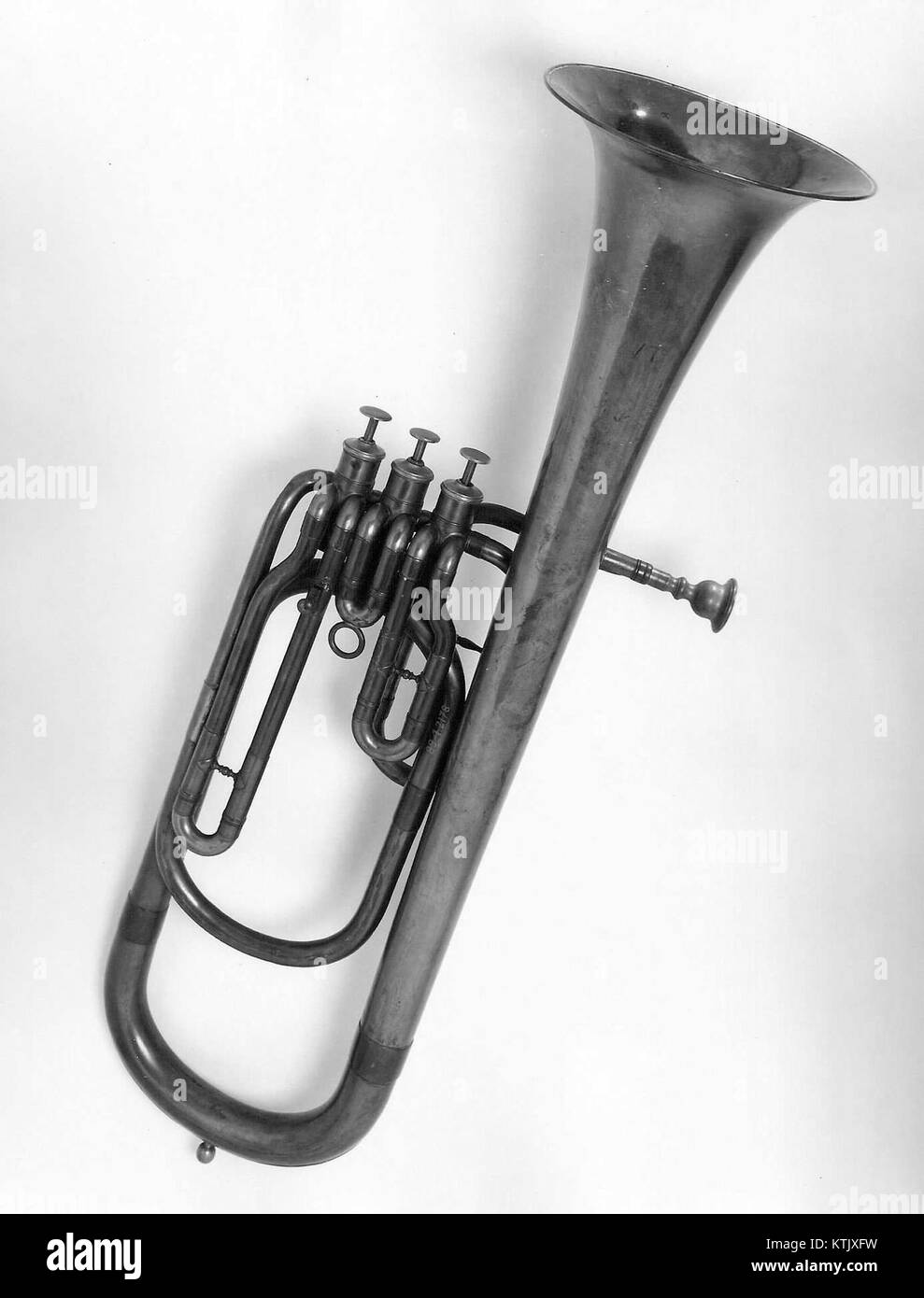 Il Baritone Saxhorn in B flat, esposto al Metropolitan Museum of Art, è uno strumento a fiato di ottoni noto per il suo suono profondo e ricco. È spesso usato in bande di ottoni e orchestre. Foto Stock