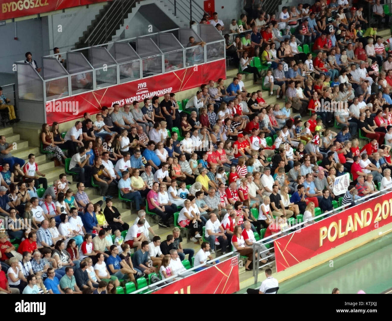 Questa immagine cattura una partita di pallavolo tra Argentina e Stati Uniti nel 2014. Il gioco mette in mostra sport internazionali competitivi, mettendo in evidenza l'atletismo e il lavoro di squadra di entrambe le squadre. Foto Stock