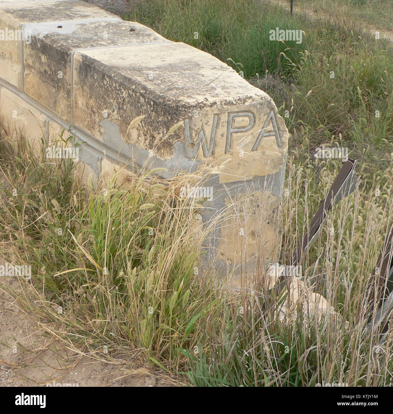 Il Benson Culvert, situato all'angolo nord-est della contea di Gove, Kansas, è un'infrastruttura chiave per la gestione regionale delle acque e lo sviluppo del territorio. Foto Stock