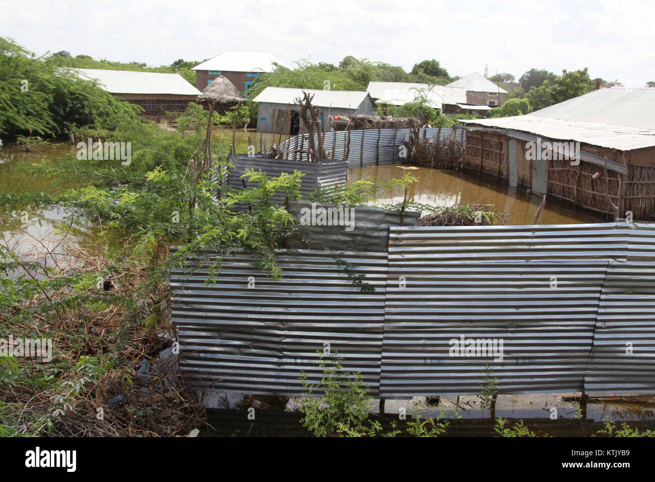 L'immagine raffigura gli sfollati interni (IDP) dall'inondazione di Belet Weyne, una crisi umanitaria in Somalia. Lo sfollamento mette in luce le sfide che le comunità devono affrontare a causa delle calamità naturali nella regione. Foto Stock