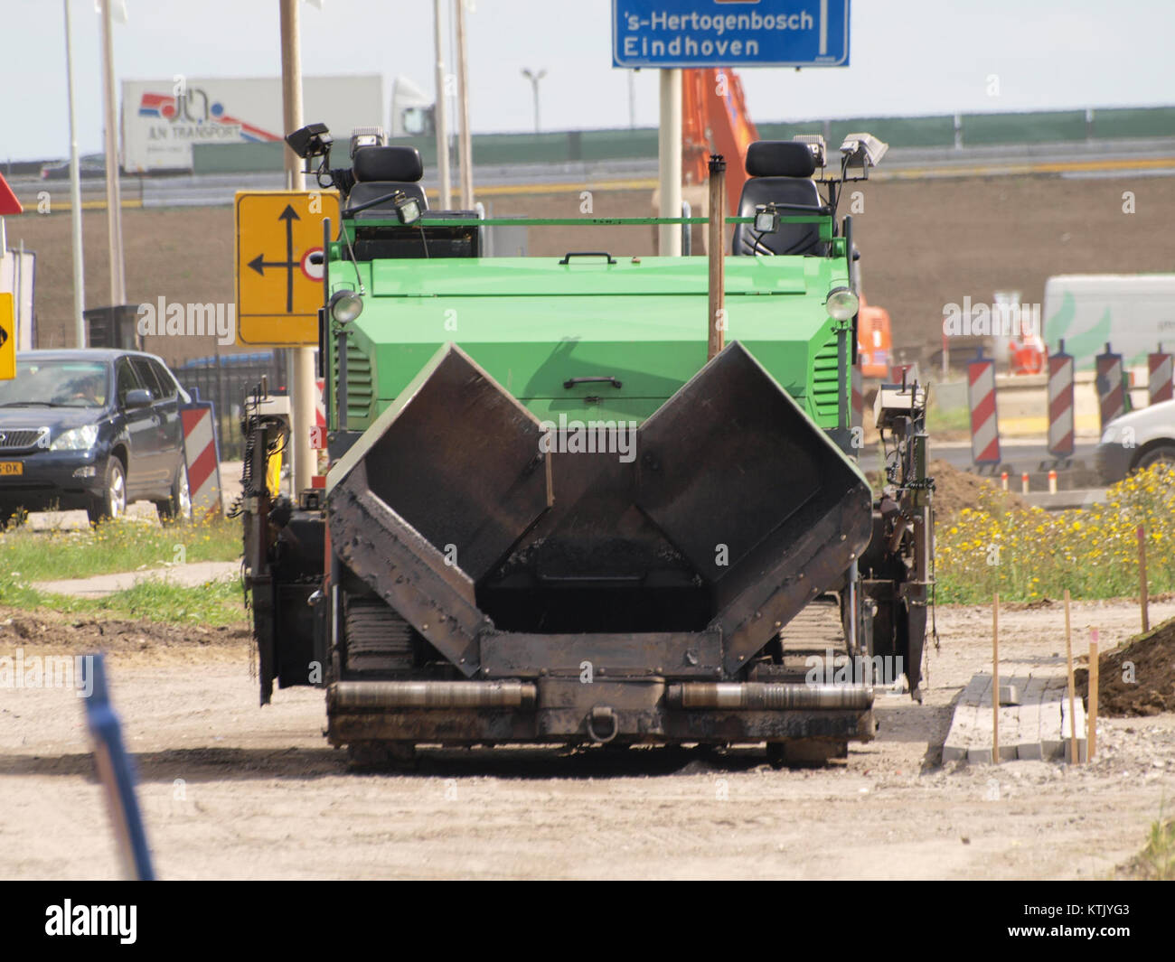 L'asfaltatrice BAM è una macchina per pavimentazione utilizzata per la posa di asfalto su carreggiate, offrendo efficienza nella costruzione di autostrade e altre superfici pavimentate. Rappresenta la tecnologia e i macchinari moderni per la costruzione di strade. Foto Stock