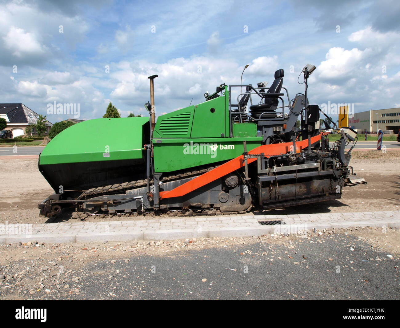 L'asfaltatrice BAM p2 si riferisce a un modello specifico di macchina per pavimentazione utilizzata nell'edilizia, in particolare per creare superfici stradali lisce e durevoli. Foto Stock