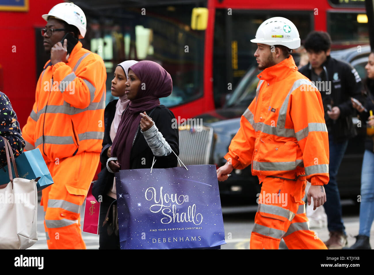 Venerdì nero su Oxford Street a Londra decine di migliaia di acquirenti prendere vantaggio di venerdì nero offerte. Venerdì nero è una offerta di vendita originario dagli Stati Uniti dove i dettaglianti slash prezzi il giorno dopo la festa del Ringraziamento. Dotato di: atmosfera dove: Londra, Regno Unito quando: 24 Nov 2017 Credit: WENN.com Foto Stock