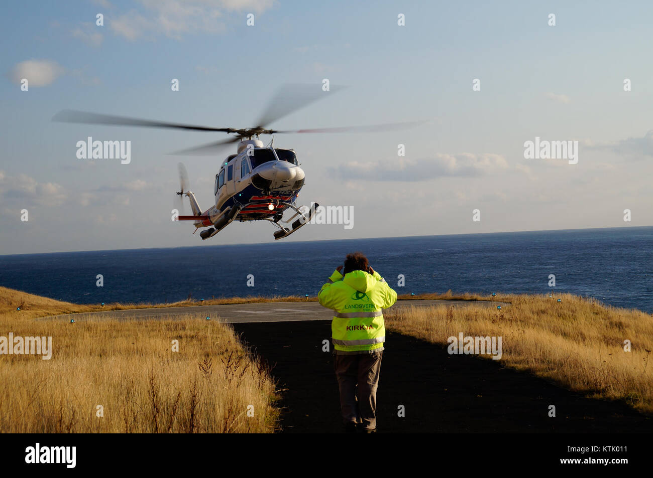 Il Bell 412 EP è un modello di elicottero multiruolo, utilizzato per vari scopi, tra cui il trasporto, la ricerca e il salvataggio e l'estinzione di incendi. Questo elicottero è noto per la sua versatilità e le sue prestazioni in diverse condizioni. Foto Stock