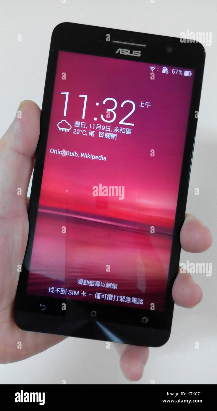 L'ASUS ZenFone 6, rilasciato nel 2014, è uno smartphone noto per il suo design innovativo e le sue prestazioni. Il dispositivo è dotato di un grande schermo, di una fotocamera di alta qualità e di funzioni moderne per il mercato tecnologico del suo tempo. Foto Stock