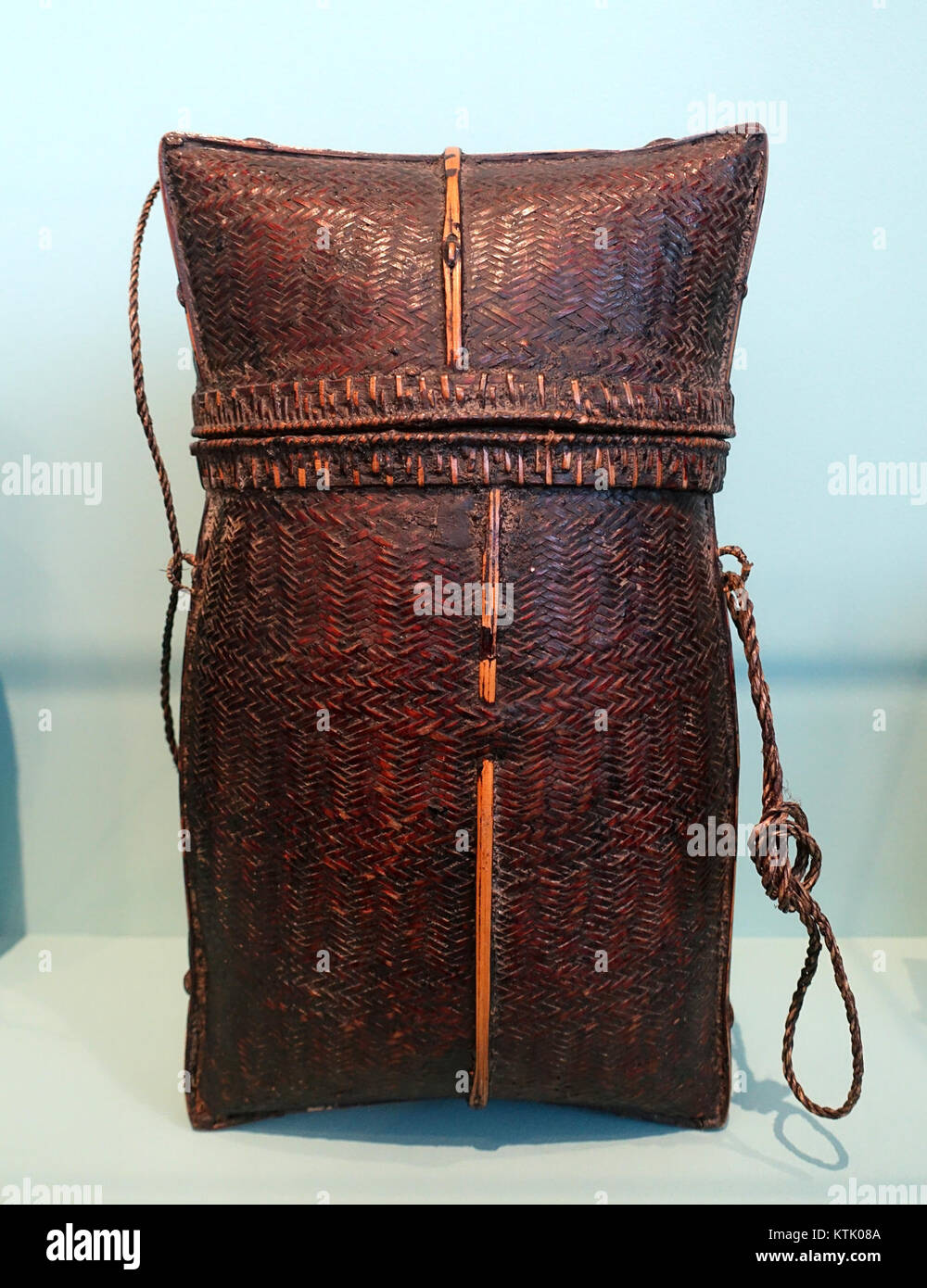 Questo cesto, creato dal popolo Karen della Thailandia settentrionale, è stato raccolto nel 1986 ed è ospitato nel Museo Etnologico di Berlino. L'oggetto mostra l'artigianato tradizionale e il patrimonio culturale del gruppo etnico Karen. Foto Stock