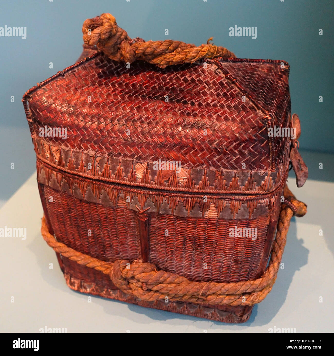 Un cestino tradizionale del popolo Karen della Thailandia settentrionale, raccolto nel 1986, ospitato nel Museo Etnologico di Berlino, che mostra l'artigianato indigeno. Foto Stock