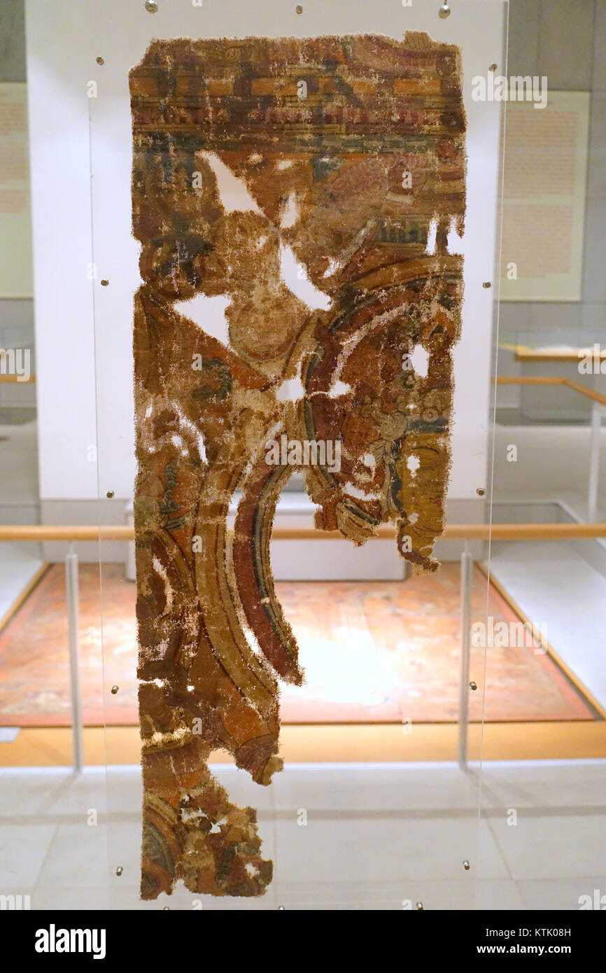 Questo dipinto raffigura Avalokitesvara, il bodhisattva della compassione, accompagnato da diverse figure. Ha origine da Bezeklik Murtuk, risalente al X-XI secolo d.C., e fa parte della collezione del Museo Etnologico di Berlino. Foto Stock