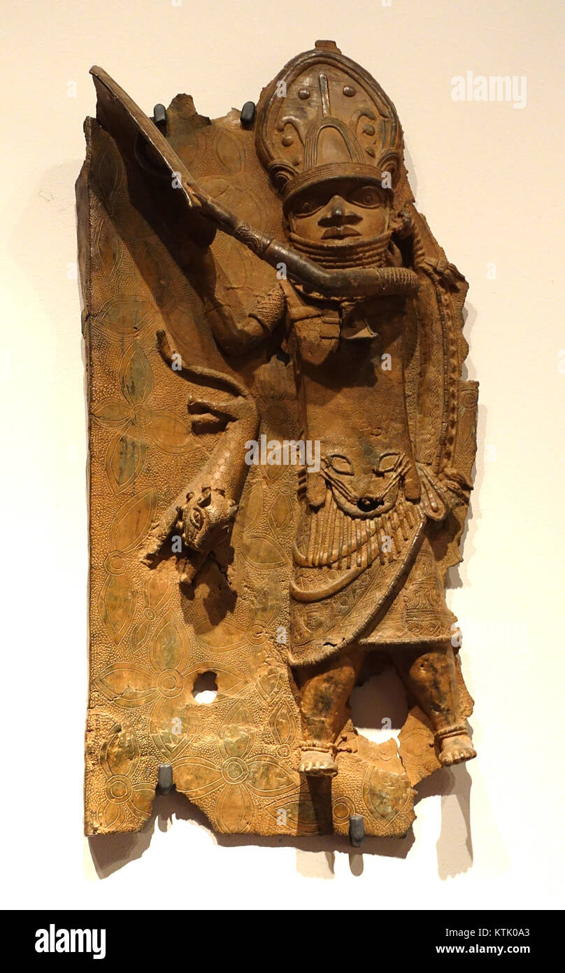 Questa placca del Benin fa parte della collezione del Museo Etnologico di Berlino. Mette in mostra l'intricata artigianato africano e offre uno sguardo sulla ricca storia artistica del Benin. Foto Stock