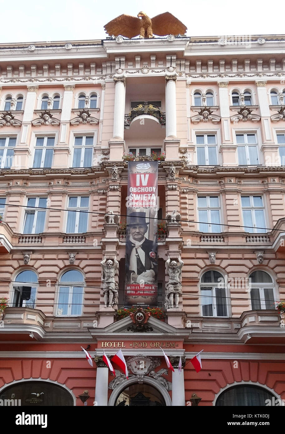 Questo edificio è stato fotografato durante la celebrazione del giorno dell'indipendenza nel 2014 in Polonia. La struttura, decorata con simboli nazionali, riflette il patriottismo e la storia polacca durante le vacanze. Foto Stock
