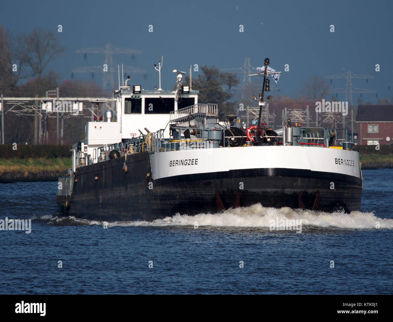 Questa foto cattura la Beringzee, una nave identificata dalla registrazione ENI 06002705, che naviga sul canale Amsterdam-Reno. Si tratta di un esempio di navigazione commerciale nei Paesi Bassi, che opera lungo questo importante corso d'acqua. Foto Stock