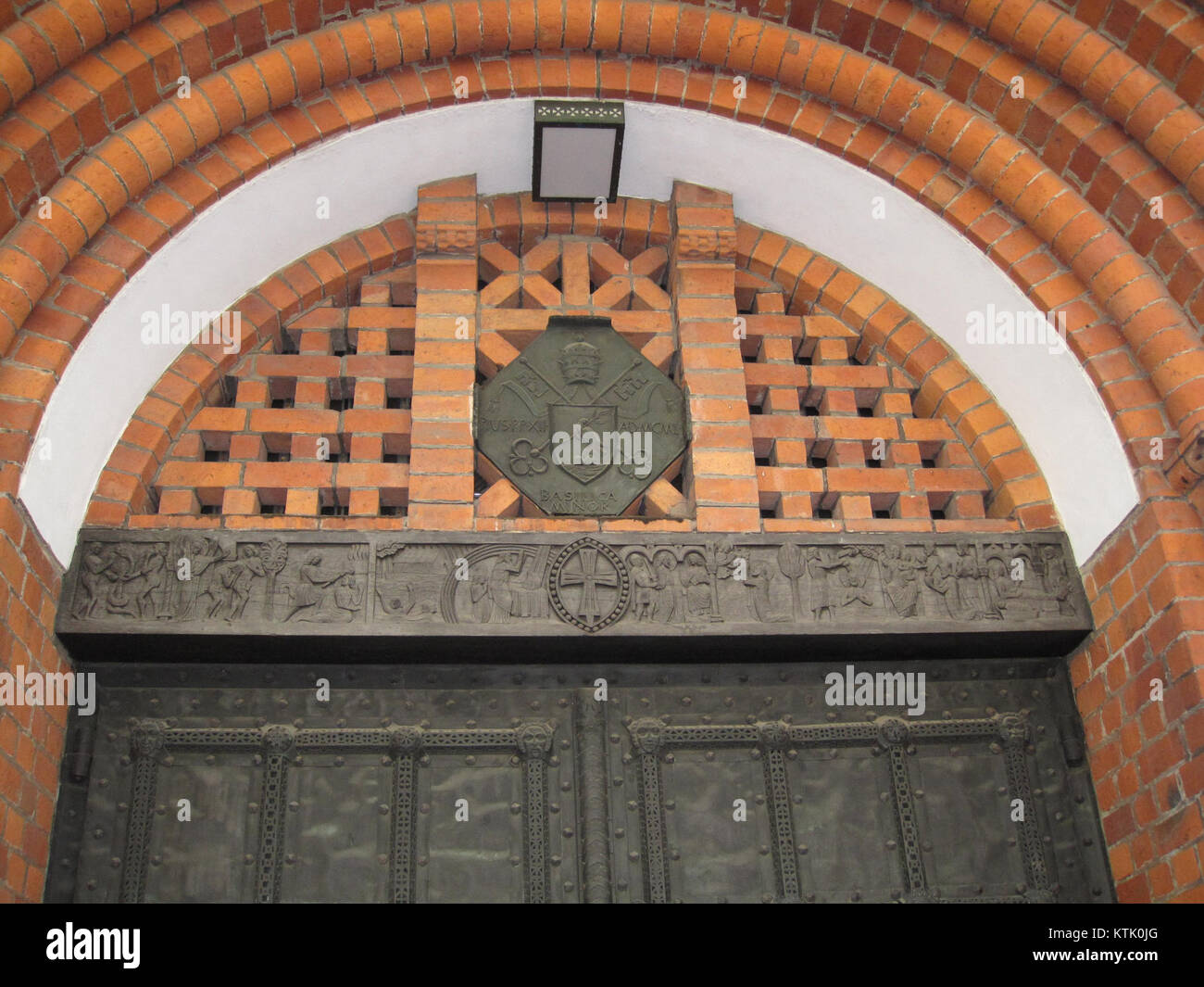Il Rosenkranz Basilika di Berlino è noto per il suo grande portale e lo stemma papale esposto sopra l'ingresso. La basilica è un importante punto di riferimento religioso e architettonico a Berlino. Foto Stock