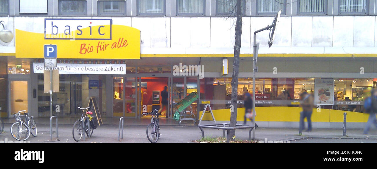 Basic Bio Supermarkt di Mannheim offre un'ampia gamma di prodotti alimentari biologici, rivolti ai consumatori attenti alla salute che cercano soluzioni sostenibili e rispettose dell'ambiente. Foto Stock