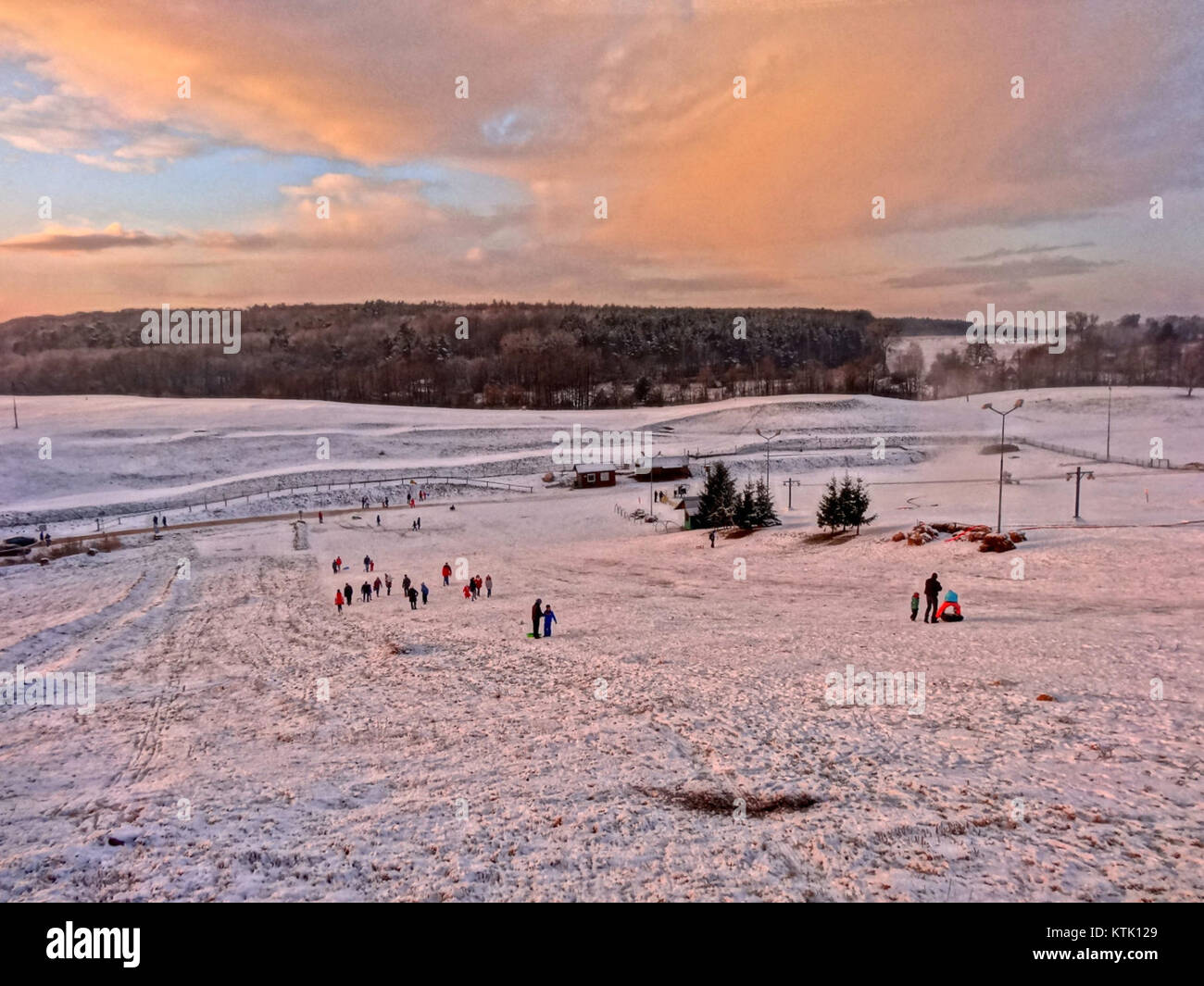 La stazione sciistica di Myslecinek, situata in Polonia, dispone di piste da sci e strutture per gli appassionati di sport invernali. Questa immagine mostra il paesaggio invernale panoramico del resort e le attività sciistiche durante la stagione 2015. Foto Stock