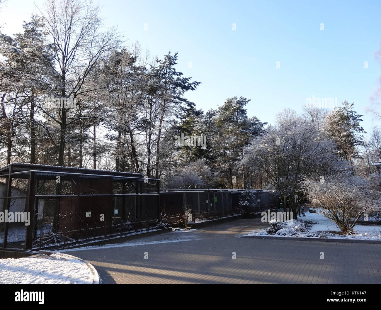 Questa fotografia mostra lo zoo in una città il 3 gennaio 2015. Mette in evidenza le mostre sulla fauna selvatica e la disposizione generale dello zoo, mostrando il suo ruolo nell'educazione e nella conservazione degli animali. Foto Stock