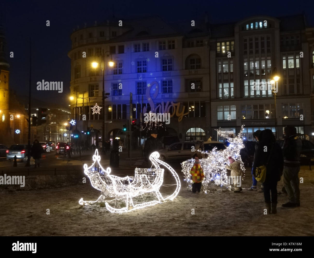 Questa fotografia cattura Piazza Teatralny nel 2015, mostrando la vivace scena urbana nel cuore di una città importante. La piazza è un importante punto di riferimento culturale e storico, che rappresenta l'evoluzione degli spazi urbani nel tempo. Foto Stock