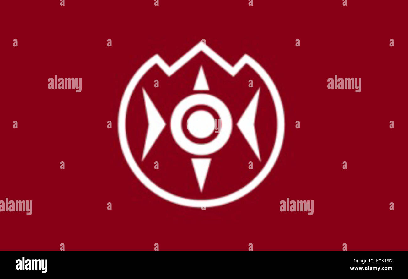 La bandiera di Iwaizumi, situata nella prefettura di Iwate, in Giappone, presenta un design che riflette la cultura e il patrimonio locale. Iwaizumi è conosciuta per la sua bellezza naturale, tra cui foreste, fiumi e sorgenti termali, e la bandiera simboleggia l'identità e l'orgoglio della regione. Foto Stock